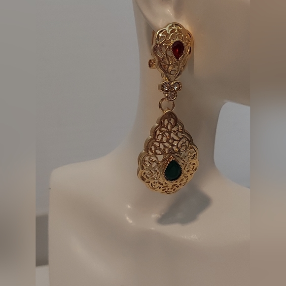 Timeless Elegance: Chic Classic Gold Color Drop Earrings - Picture 3 of 16